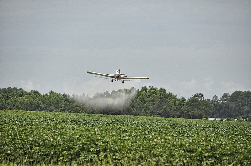 Pulverização por aviões em grandes plantações contamina ar e solo