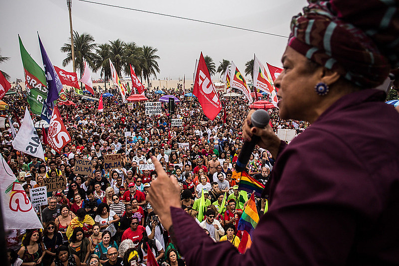 Elisa Lucinda participou de ato por eleições diretas em Copacabana, no Rio