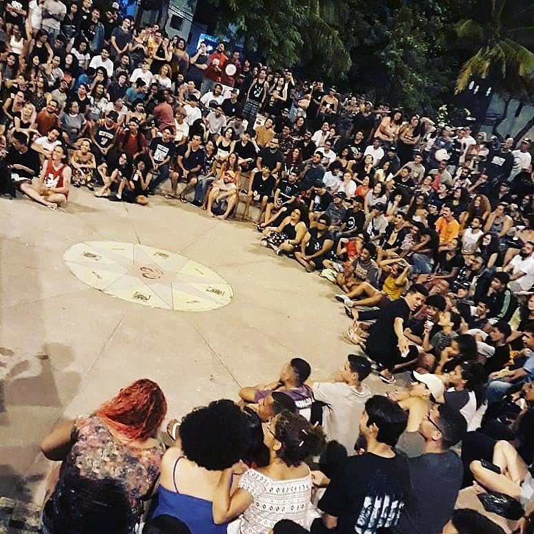 Batalha do Coqueiral - dezenas de jovens escutando rima improvisada e som