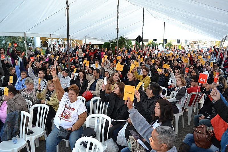 Assembleia que aprovou a permanência do comando de greve no quarto andar da Prefeitura.
