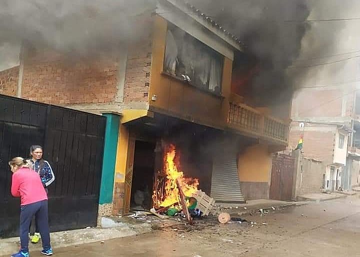 Casa do ex-presidente da Câmara da Bolívia foi queimada durante golpe de Estado; Clajud pede proteção a afetados