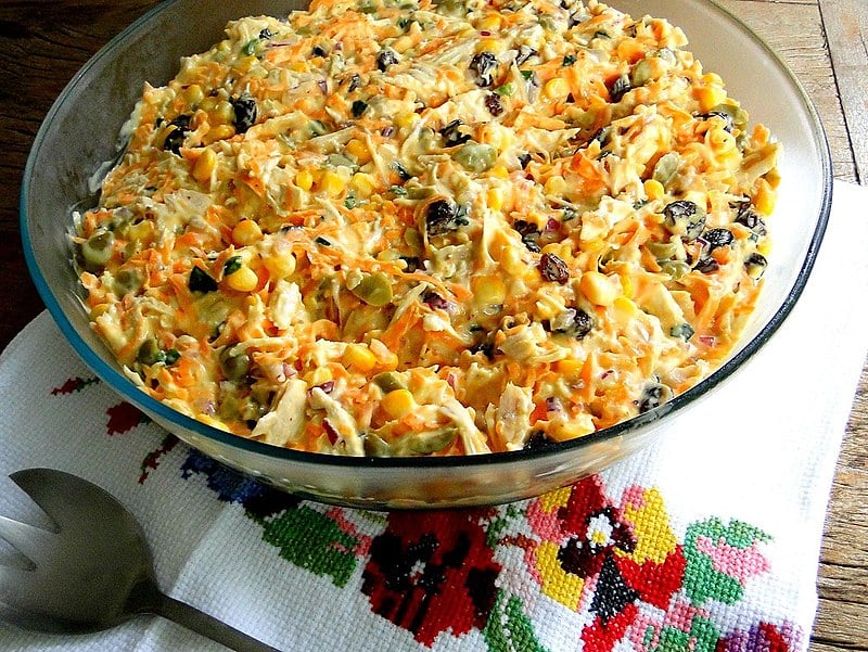 Receita com legumes, frango e maionese já é conhecida pela popularidade nas mesas na época do natal
