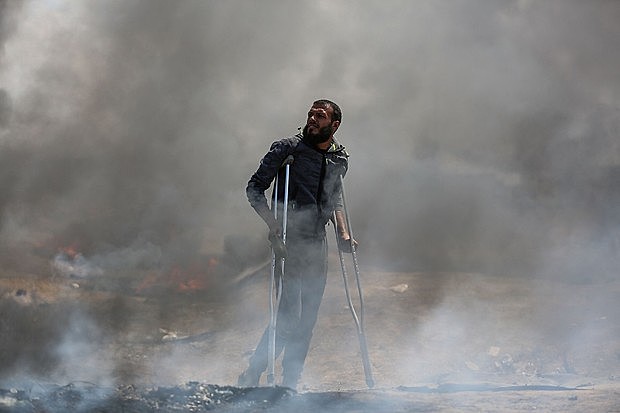 Palestino protesta em meio a bombardeio de Israel nesta segunda-feira (14)