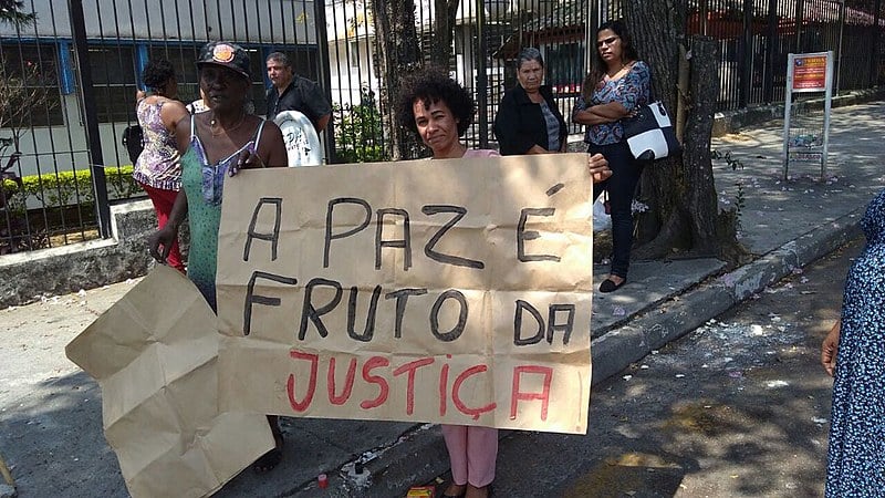 Zilda Maria Paula, mãe de vítima da chacina, protesta ao lado da advogada Dina Alves