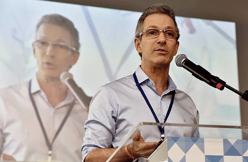O governador, como comerciante de origem e formação, marcado pela lógica do consumo tem alergia ideológica de tudo que é público