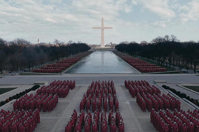 Cena da premiada série norte-americana "The Handmaid's Tale", inspirada em "O Conto da Aia" .