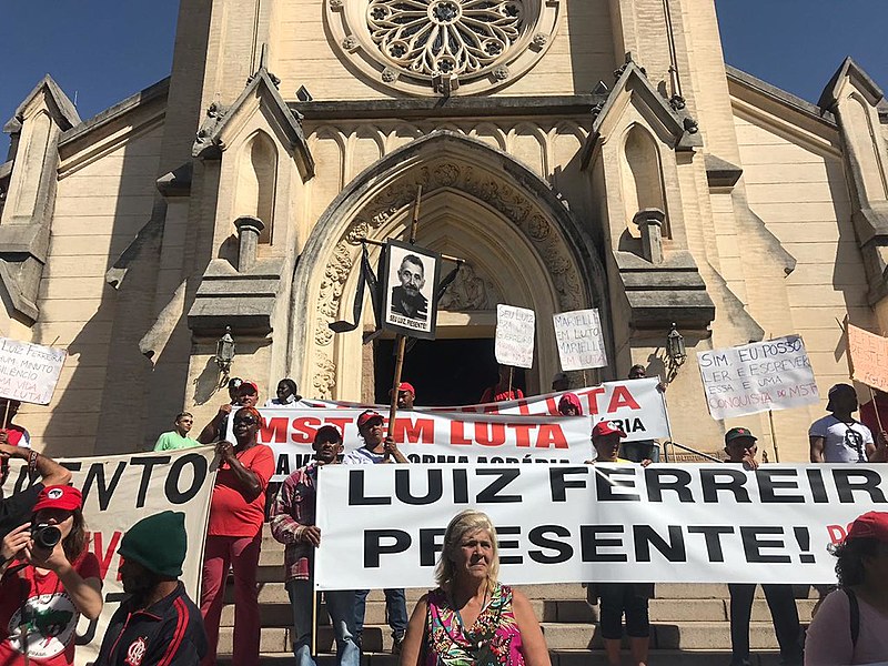 Ato em frente à Igreja Matriz em Valinhos