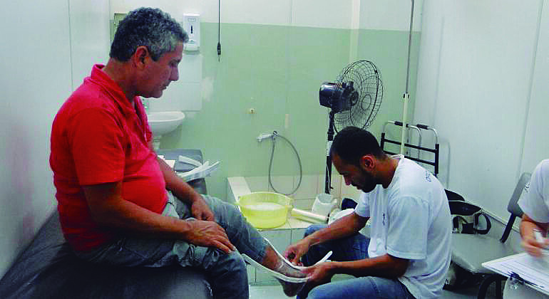 Profissional da Saúde atende paciente em Centro de Referência em Reabilitação