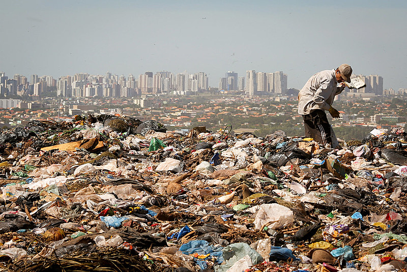 Lixão da Estrutural, o maior da América Latina, nos arredores de Brasília (DF)