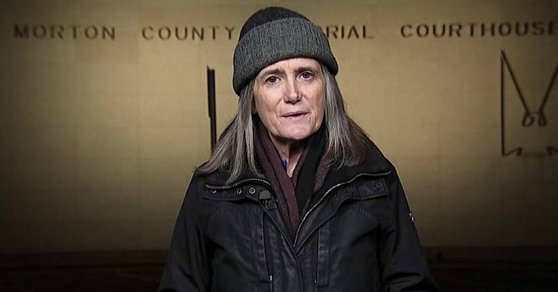 Amy Goodman foi acusada após filmar os guardas que faziam a segurança do oleoduto utilizando cães e spray de pimenta contra os manifestantes