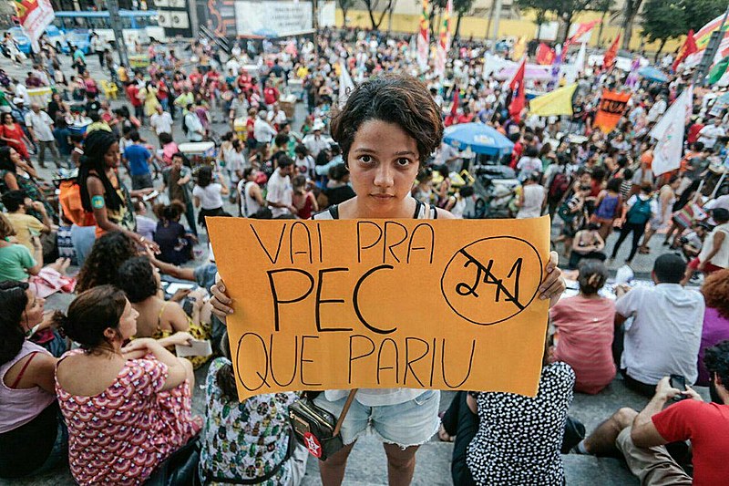 Jovem durante protesto contra a PEC 241