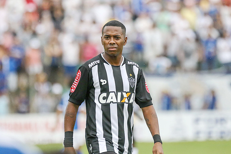 Um condenado por estupro jogando no Galo é uma violência contra todas as mulheres”, dizia faixa prepara por mulheres