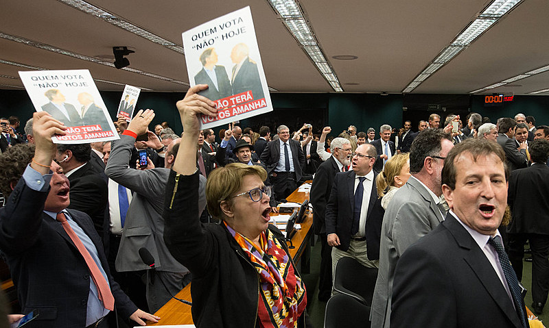 Deputados rejeitam o relatorio contra o presidente Temer logo após votação
