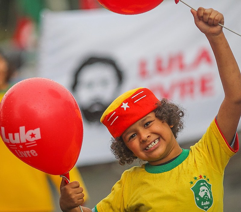 Na Vigília Lula Livre, em Curitiba, torcida vibrou com a vitória da seleção
