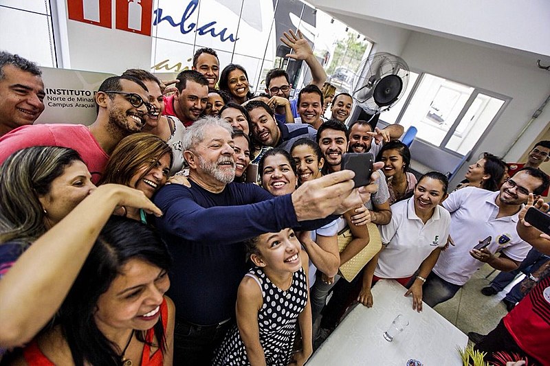 Lula tira foto com estudantes do Instituto Federal do Norte de Minas Gerais