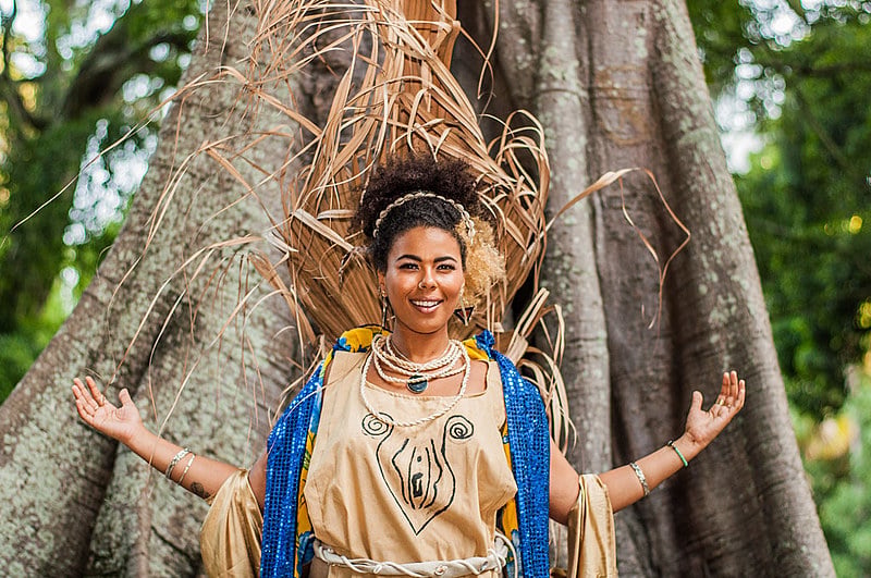 “É preciso usar a cultura para falar de política”, diz a cantora Doralyce