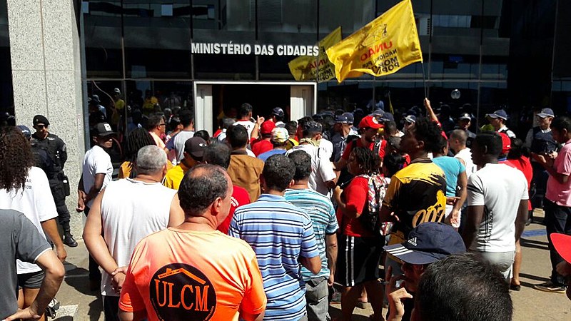 Militantes ocupam prédio do Ministério das Cidades, em Brasília, em protesto contra governo