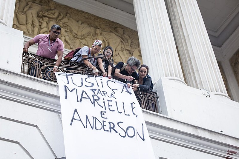 Manifestantes preencheram uma longa faixa branca com frases de homenagens e pedidos de Justiça
