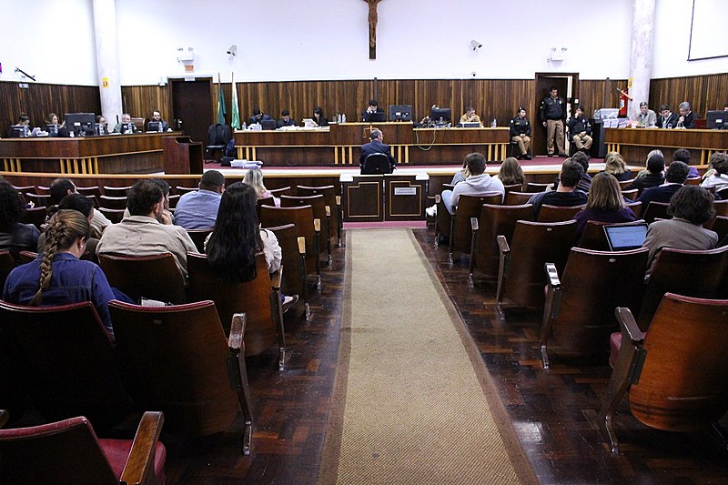 Julgamento começou nesta segunda-feira (31) e não tem hora definida para seu término