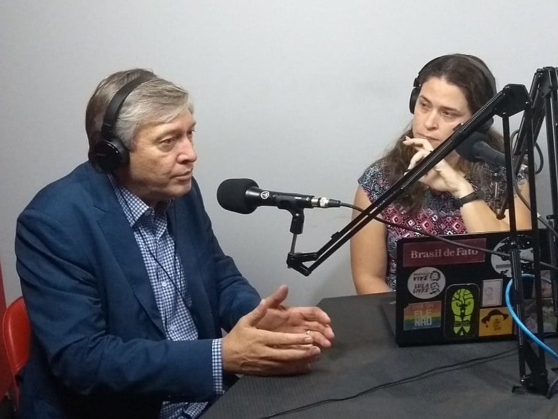 Strozake (esq.) concedeu entrevista nos estúdios da Rádio Brasil de Fato