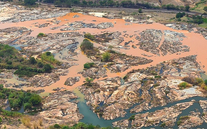Rejeitos de mineração no Rio Doce após rompimento da barragem de Fundão