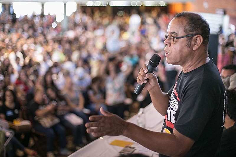 Municipários decidiram em assembleia manter a greve da categoria.