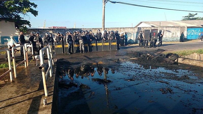 Tropa de choque da Polícia Militar (PM) entrou na ocupação Terra Prometida com bombas de gás lacrimogêneo