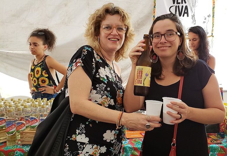 Cerveja produzida por mulheres do MST faz sucesso na Feira da Reforma Agrária, no Rio