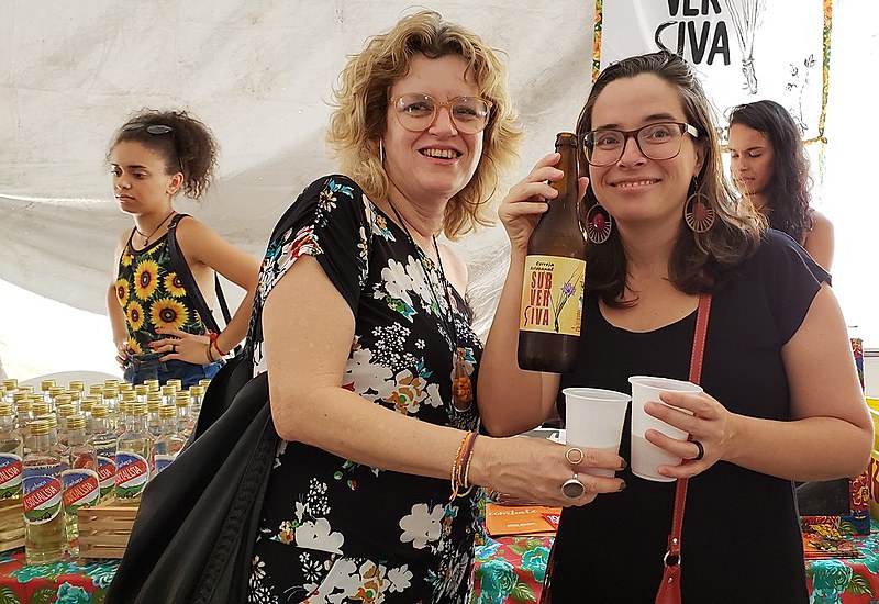 As amigas Sandra e Mariana saboreiam a Cerveja Subversiva durante a 10ª Feira Estadual da Reforma Agrária no Largo da Carioca