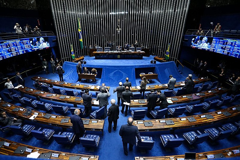 No Senado a divisão de vagas é igualitária: três senadores para cada unidade federativa.