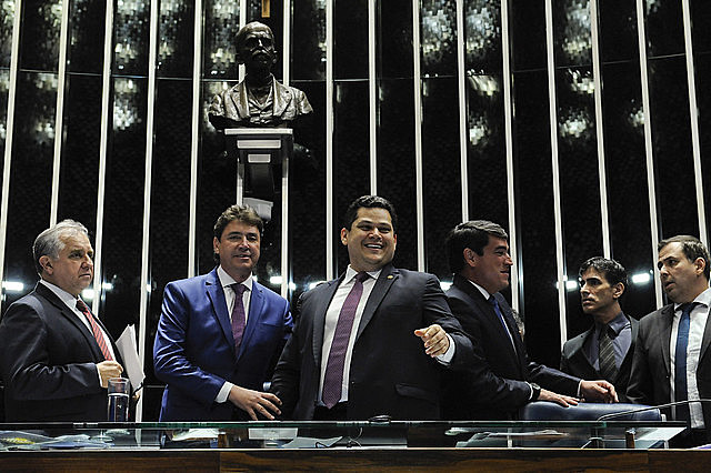 À mesa do plenário, senador Izalci (PSDB-DF), ex-senador Wilder Morais, presidente da Casa, senador Davi Alcolumbre (DEM-AP)