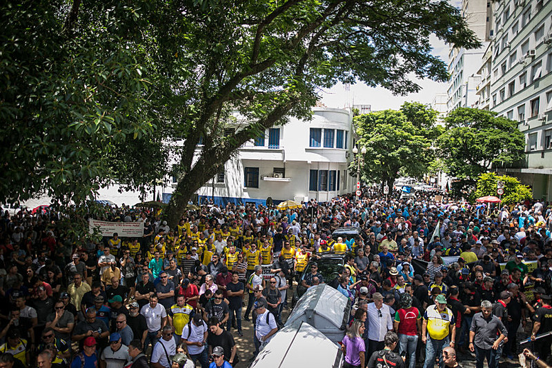 Manifestação reuniu milhares de servidores da segurança nesta quinta-feira (5)