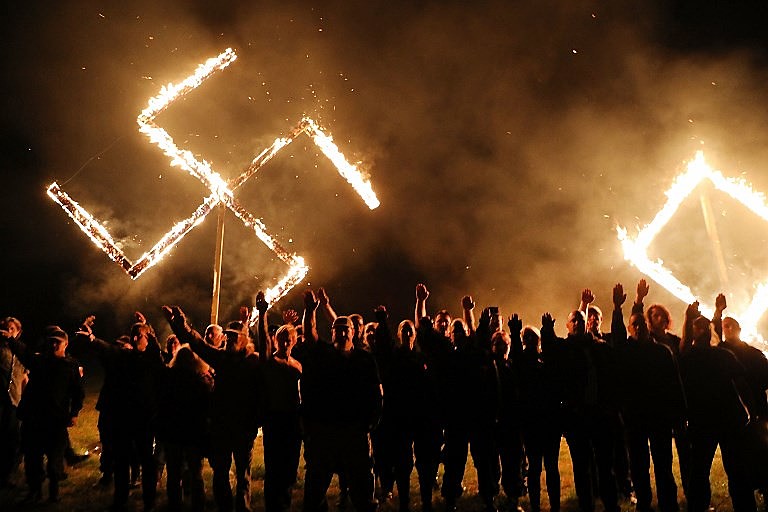 Ato neonazista realizado no estado da Georgia, nos EUA, em abril deste ano; naquele país, supremacistas apoiam o presidente Donald Trump