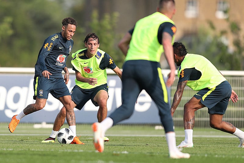 Seleção Brasileira realiza treino no campo do Tottenham, na Inglaterra
