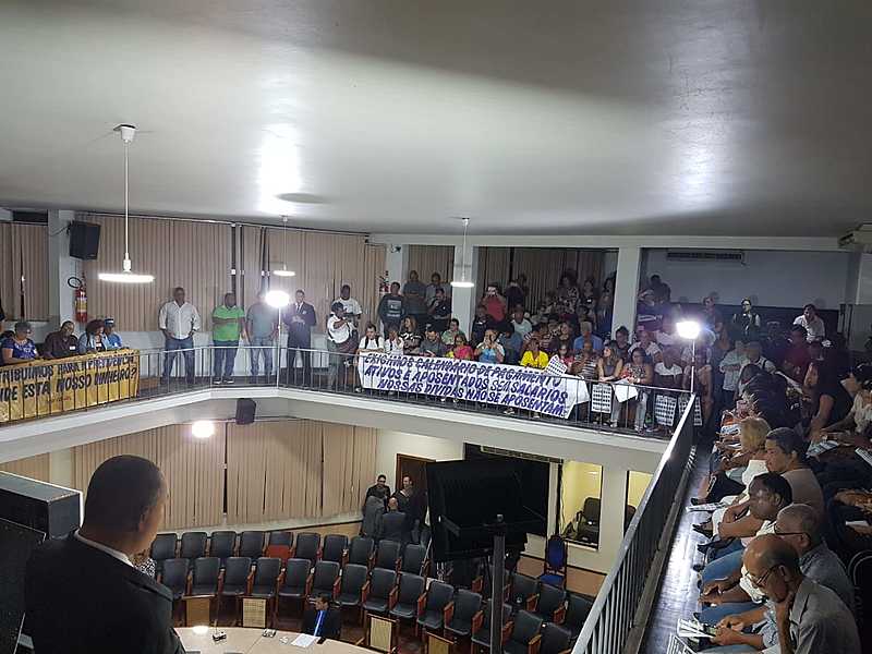 Protesto contra lei que altera benefícios dos servidores marcou sessão na Câmara Municipal de Duque de Caxias