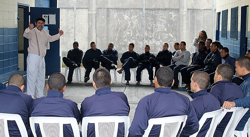 O ator Zé Bocca diante dos internos