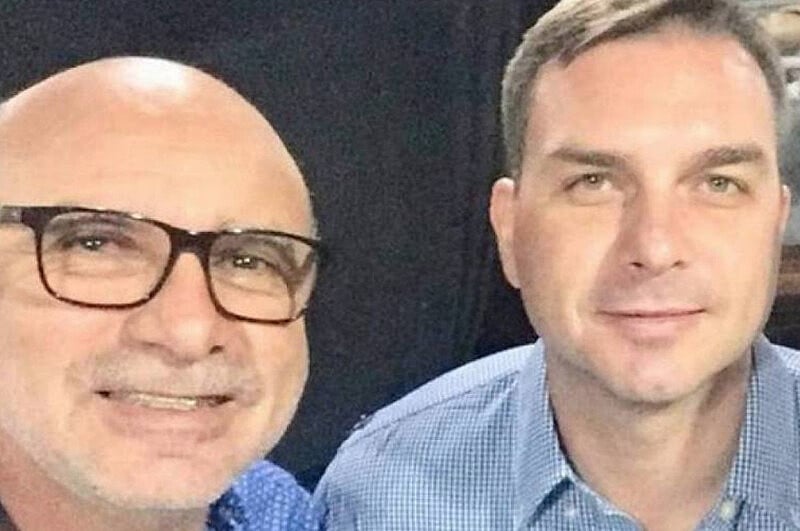 Queiroz é suspeito de atuar como "laranja" em movimentações financeiras de Flávio Bolsonaro
