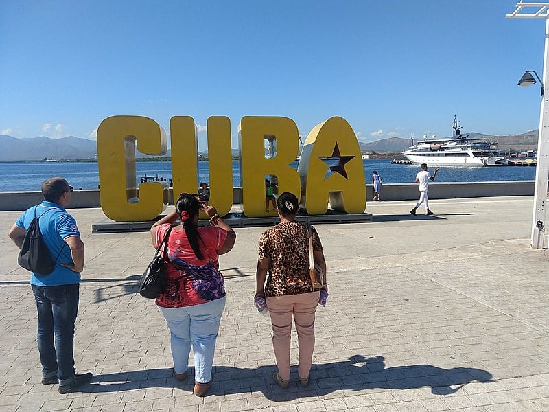 Turistas em frente à baía de Santiago de Cuba
