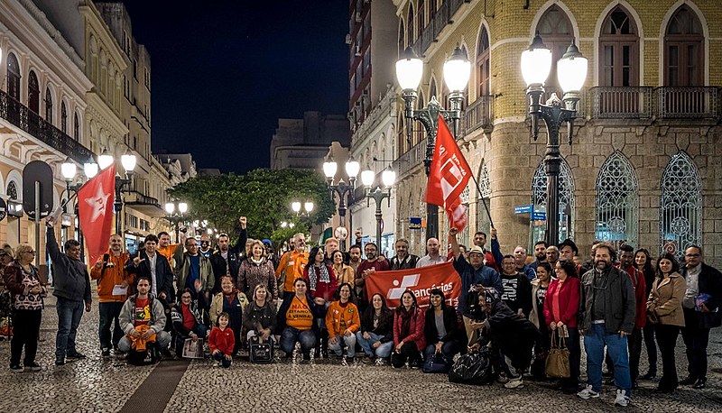 Frente Brasil Popular realizou uma aula pública com o tema das privatizações, no Centro da capital paranaense