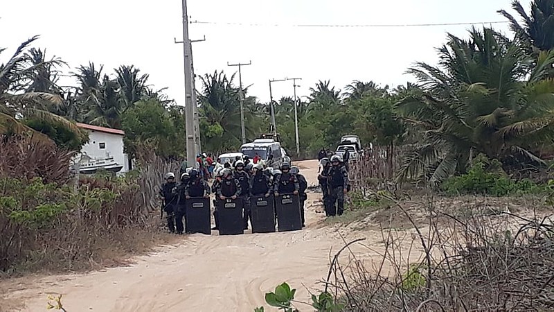Batalhão da tropa de choque da PM para cumprimento da decisão judicial de reintegração de posse na comunidade de Apiques.