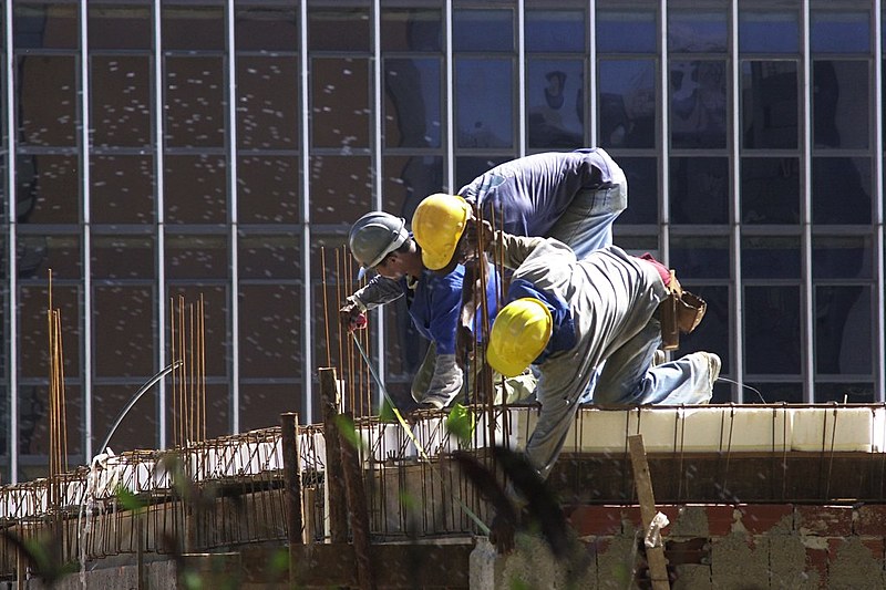 Trabalhadores da construção civil em obra em Brasília: mudança em normas aumenta risco de acidentes