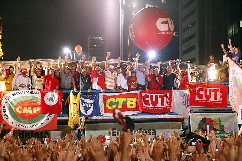 Entidades da Frente Brasil Popular durante ato com Lula na avenida Paulista, em São Paulo (SP).