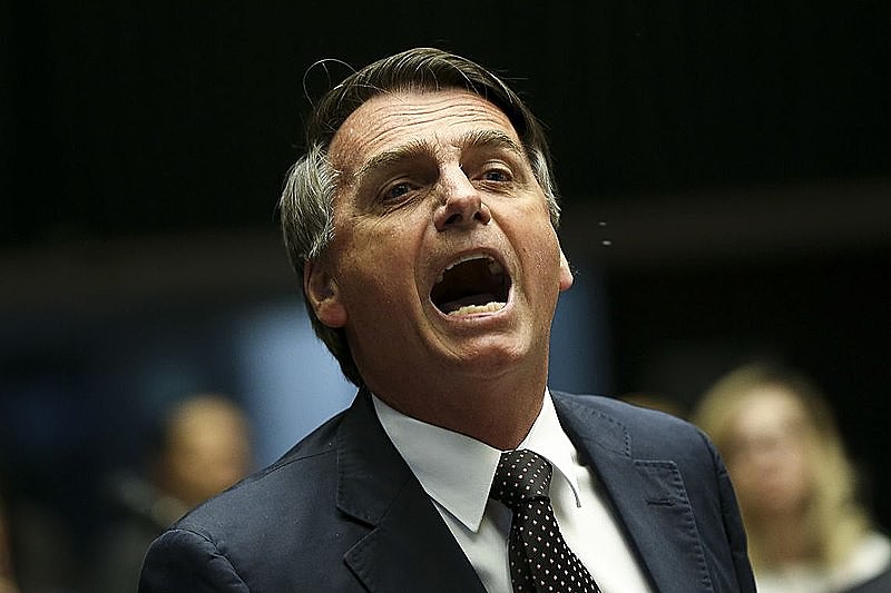 Para o colunista, "o presidente sem mácula assume maculado. O presidente antissistema assume aliado ao sistema. O que diz ser não é."