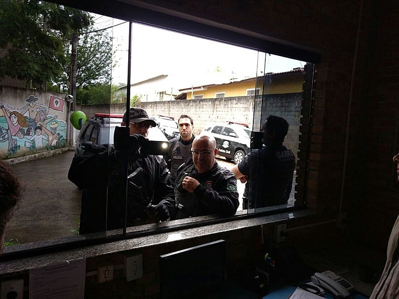 Policiais invadiram a escola e atiraram seguidas vezes na recepção da Escola Nacional Florestan Fernandes