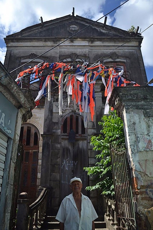 Abandonado pelo poder público e ocupado pela comunidade, Casarão está sendo alvo de candidatos oportunistas.