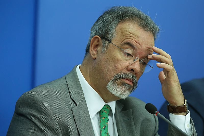 Manifestantes mantiveram cartazes erguidos ao longo de toda a conferência proferida pelo ministro interino