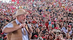 Lula conversa com apoiadores no Nordeste do país