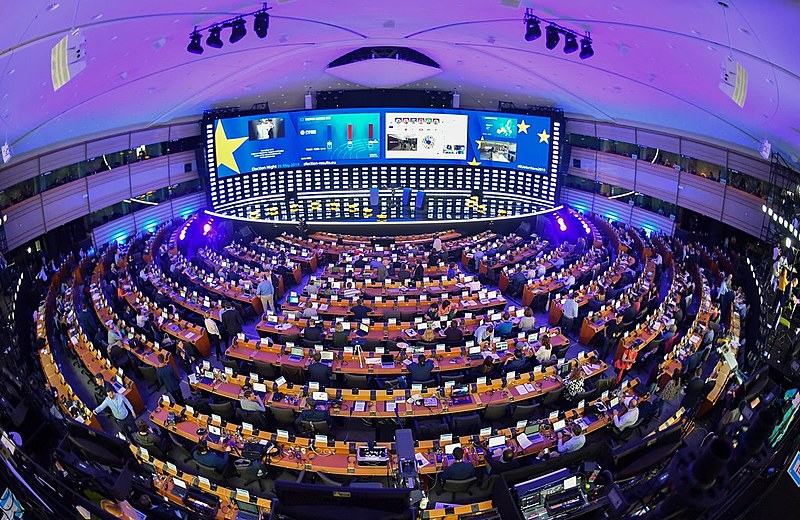Eleitores foram às urnas para escolher os 751 deputados que irão compor o Parlamento Europeu