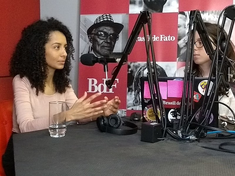 Natália Neris em entrevista ao vivo no estúdio