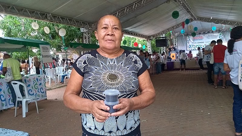 Maria Juraci mostra o café feito com semente que girassol, que segundo ela combate insônia e reduz a pressão arterial